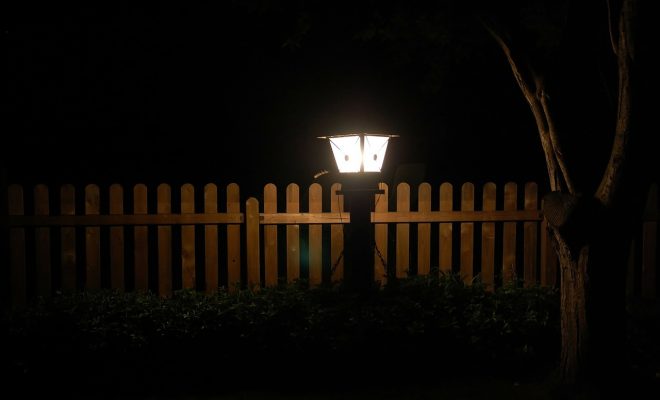 Verleng je woonkamer door naar de tuin met klassieke buitenlampen